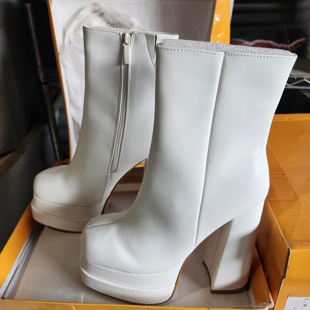 Kayleen White High Heal Boots
